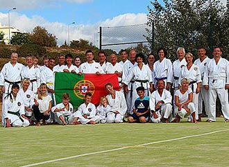 Das Karate-Team in Portugal mit der Flagge