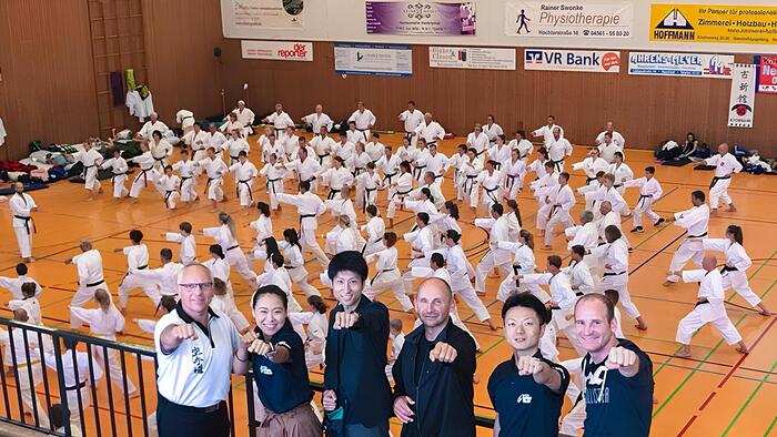 Ein Foto vom großen Karate-Team an in Neustadt an der Ostsee