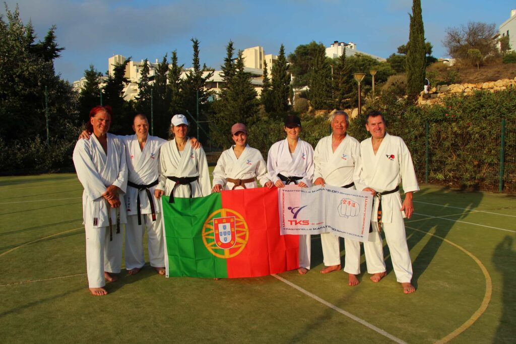 Gruppenbild in Portugal mit der portugiesischen Flagge und TKS